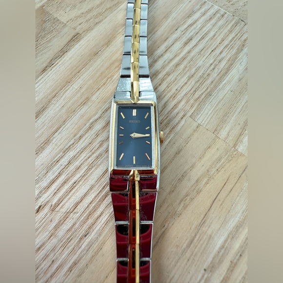 Seiko ladies blue rectangular dial two toned watch NEW BATTERY main image 12